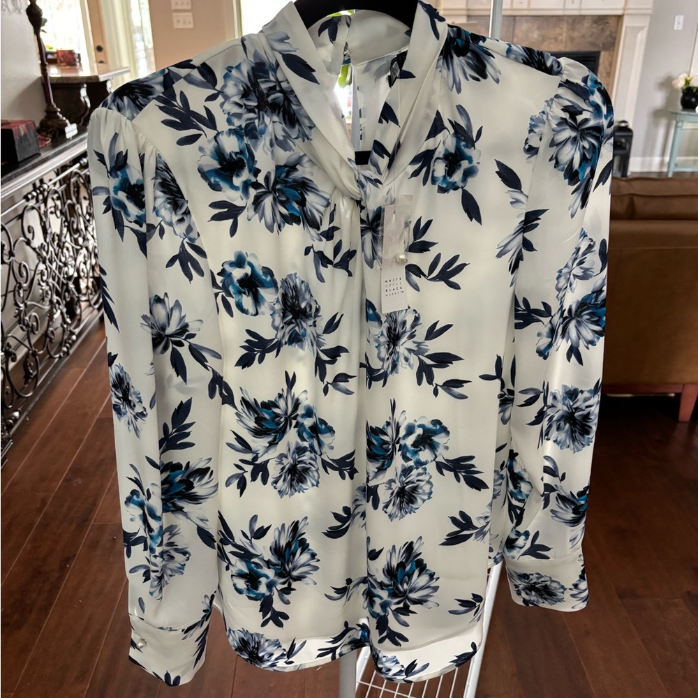 Beautiful, White House Black Market Satin Floral Top. NWT,  Sz 6. Pearl details